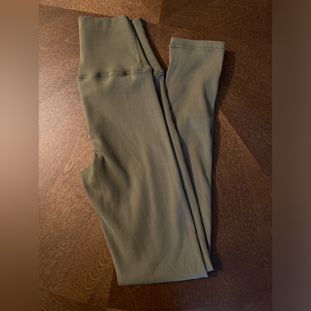 Green ribbed Aerie leggings.